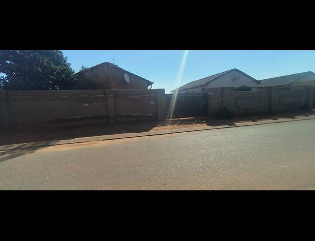 3 BEDROOM HOUSE FOR SALE IN PROTEA GLEN